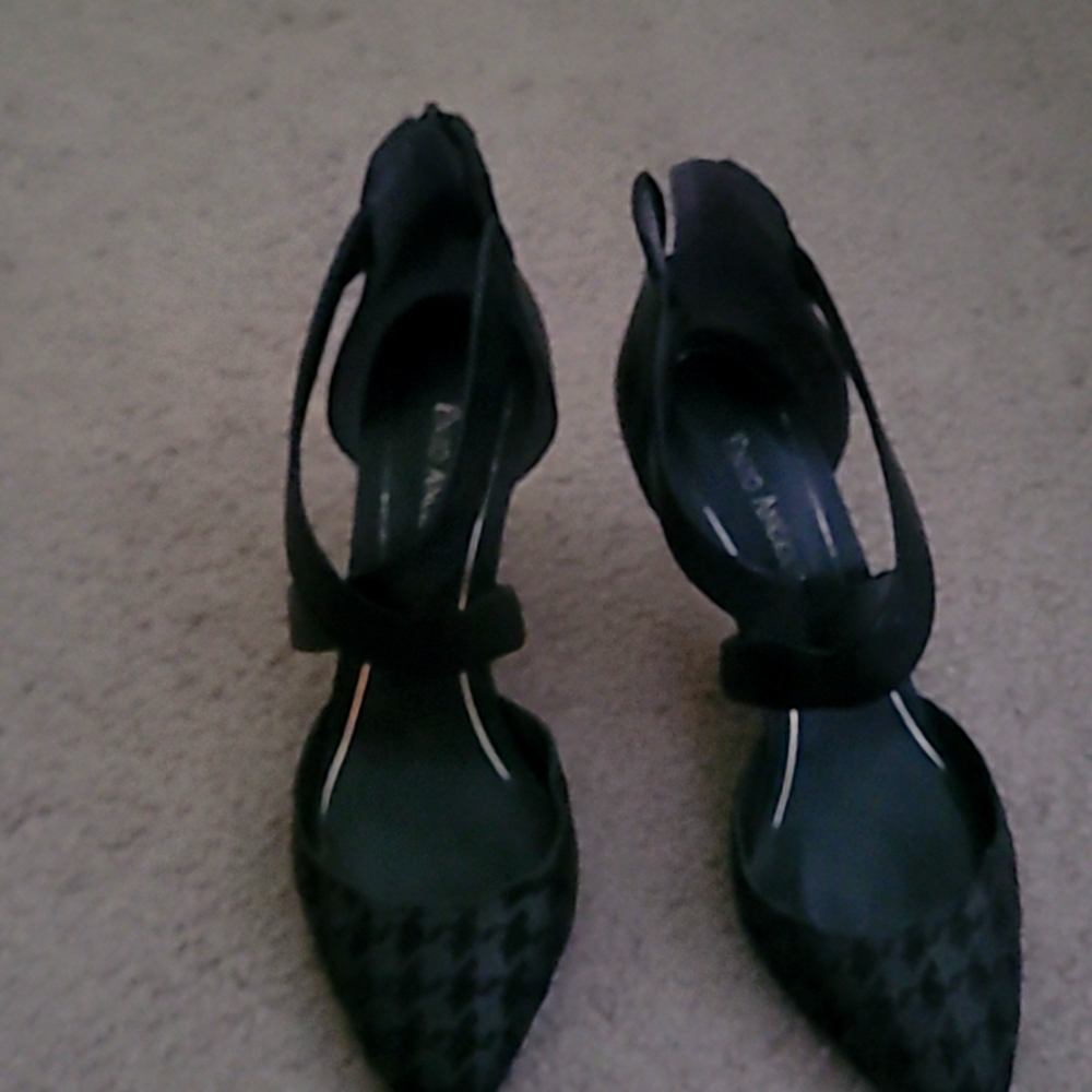 Black pumps